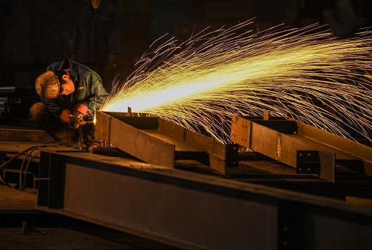 山西盛大鋼結(jié)構車間生產(chǎn)一篇繁忙的景象