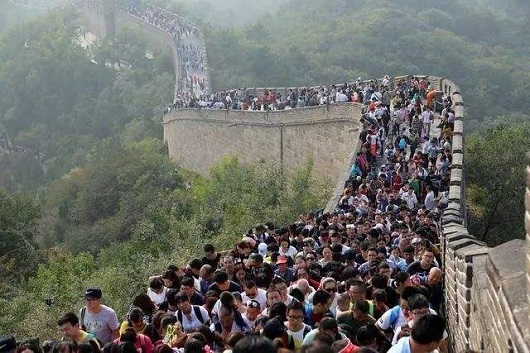 國慶假期已過，鋼結(jié)構(gòu)工程隊(duì)重新恢復(fù)了忙碌