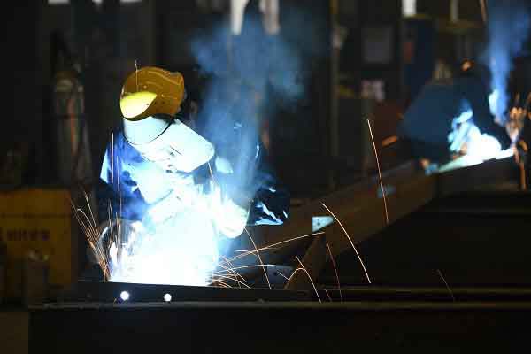 建鋼結構房屋，樓承板焊接是關鍵，馬虎不得